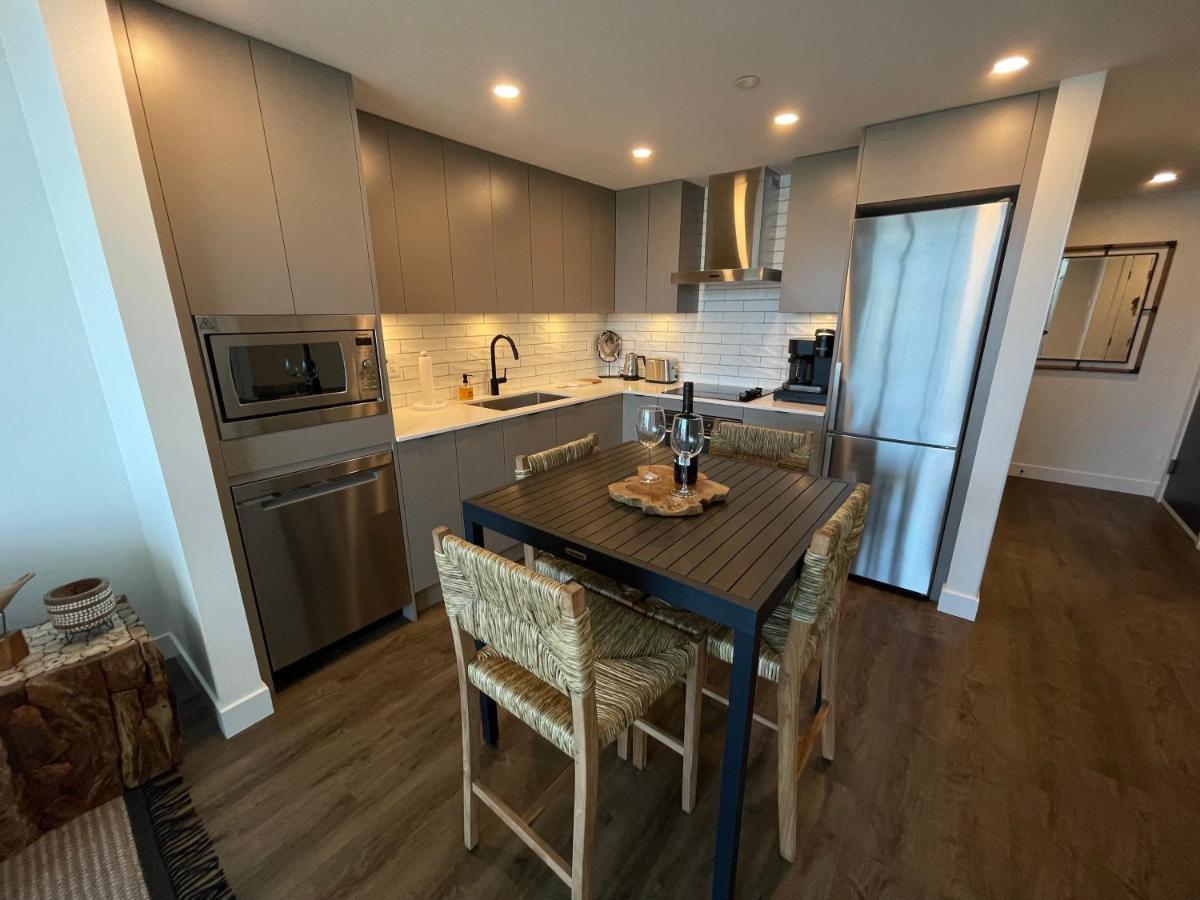 Awesome View 21 Two Bedroom One Bath Downtown Lake View Near Beach Kelowna Exteriör bild