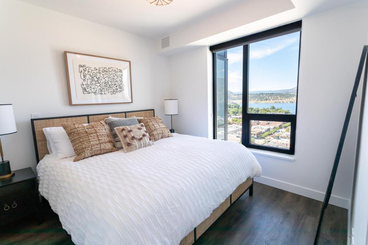 Awesome View 21 Two Bedroom One Bath Downtown Lake View Near Beach Kelowna Exteriör bild