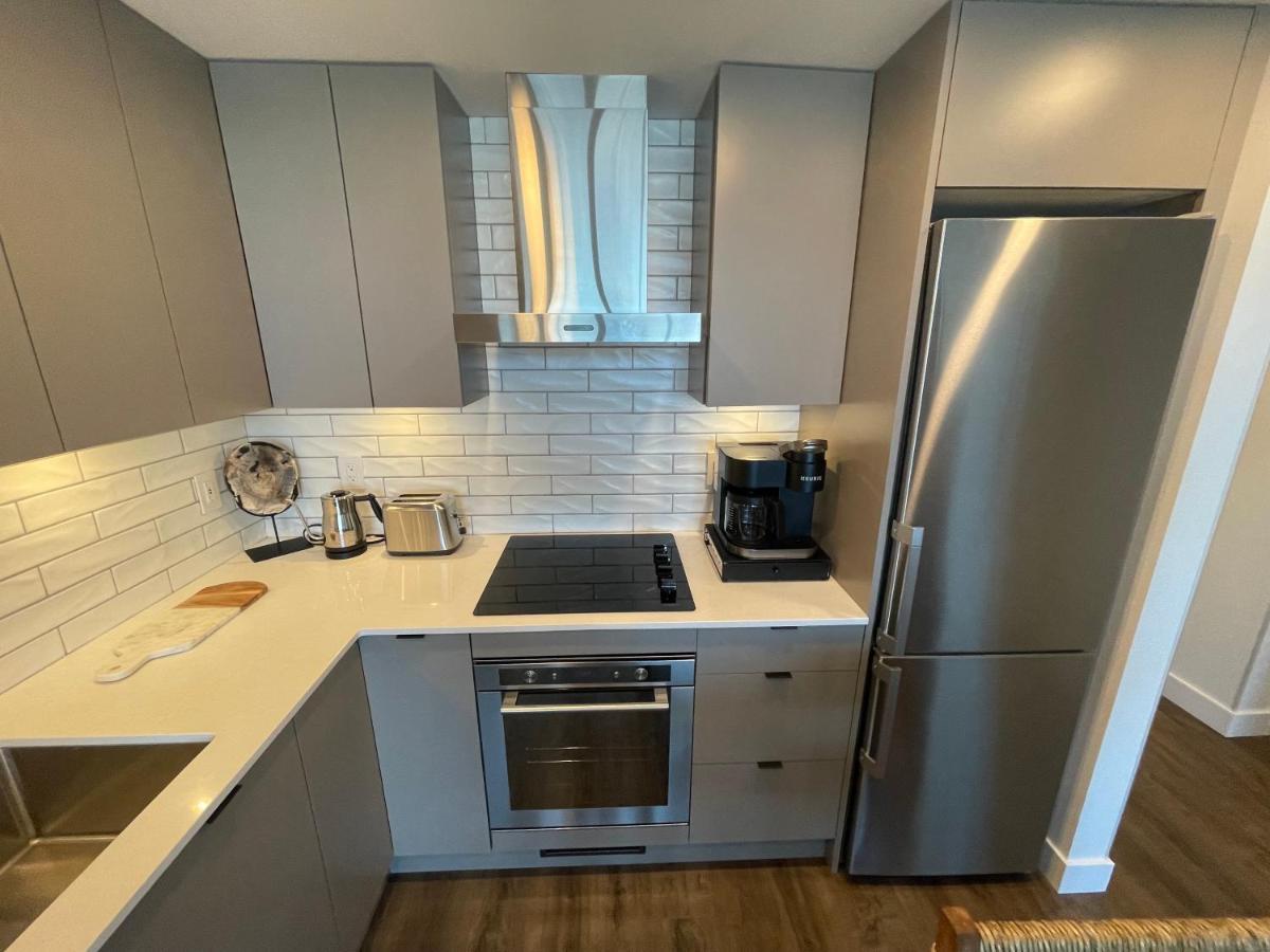 Awesome View 21 Two Bedroom One Bath Downtown Lake View Near Beach Kelowna Exteriör bild