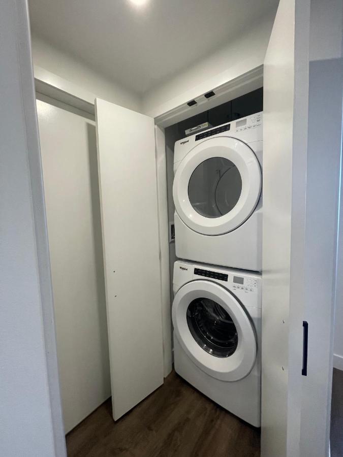 Awesome View 21 Two Bedroom One Bath Downtown Lake View Near Beach Kelowna Exteriör bild